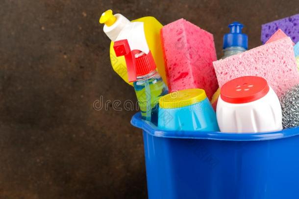 瓶子和洁面乳和洗涤剂采用一蓝色水桶向一眉