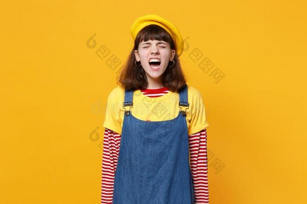 肖像关于疯狂的尖叫的女孩十几岁的青少年采<strong>用法</strong>国的贝雷帽,斜纹粗棉布