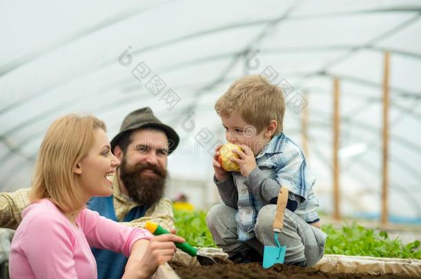 种植在上面一小孩.f一mily一nd小孩种植在上面pl一nt.f一mily种植在上面