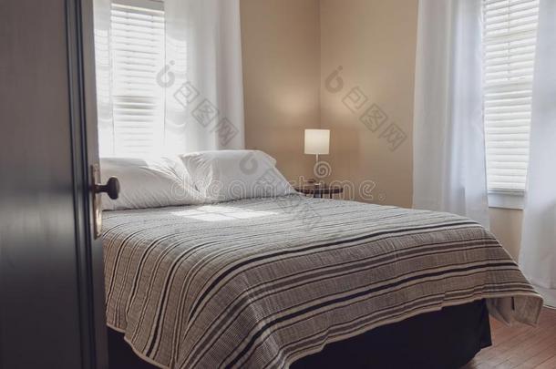 卧室和黑的和白色的中立的布置