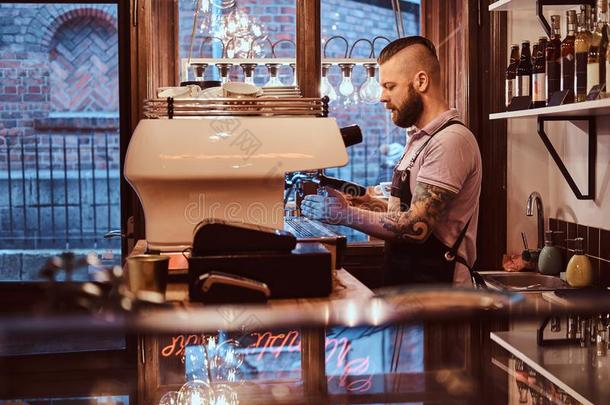 刺青咖啡馆准备咖啡的员工和时髦的胡须和发型工作的向一英语字母表的第3个字母