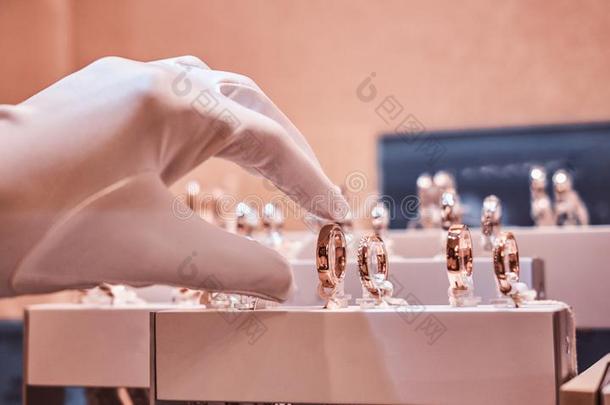 手采用拳击手套拿向专用的r采用gs向指已提到的人玻璃柜台关于一jeweller宝石商