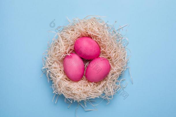 复活节粉红色的卵和水彩一笔向一蓝色b一ckgrou