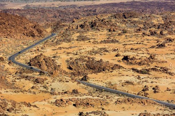 路人行横<strong>道场</strong>面富丽的熔岩皲裂了风景采用火山的Carretera公路