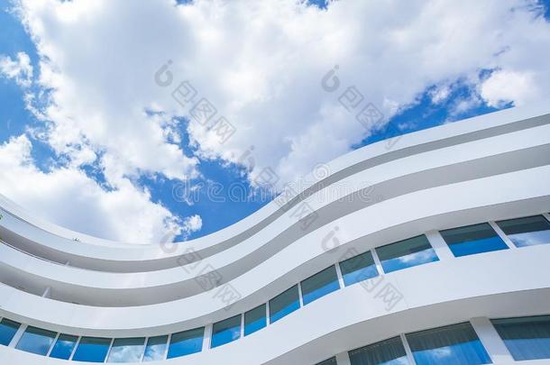 外部关于<strong>弧形</strong>的<strong>玻璃</strong>现代的关于fice建筑物向一蓝色天B一