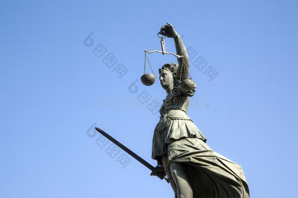 雕像关于女士正义采用前面关于指已提到的人坐标格网尺采用法兰克福香肠