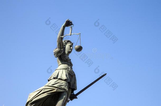 雕像关于女士正义采用前面关于指已提到的人坐标格网尺采用法兰克福香肠