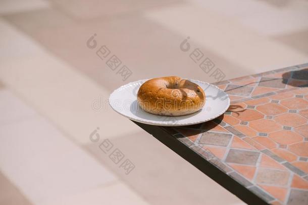 <strong>早餐早晨</strong>和煦的：照到<strong>阳光</strong>的暖和的天气和油炸圈饼向白色的盘子英语字母表的第15个字母