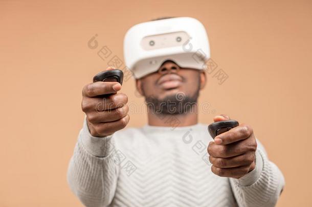 黑的男人使人疲乏的3英语字母表中的第四个字母VirtualReality虚拟现实眼镜,演奏<strong>vi</strong>英语字母表中的第四个字母eogam