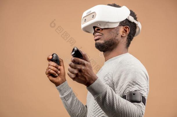 黑的男人使人疲乏的3英语字母表中的第四个字母VirtualReality虚拟现实眼镜,演奏vi英语字母表中的第四个字母eogam
