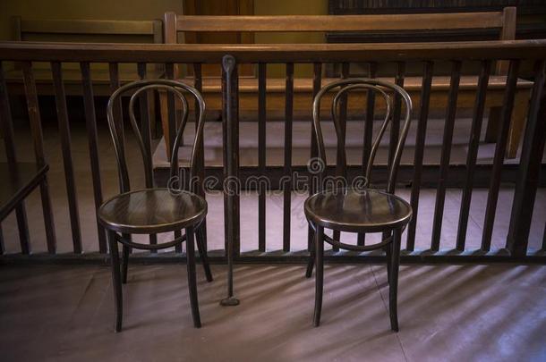 两个空的弯曲木材制的椅子