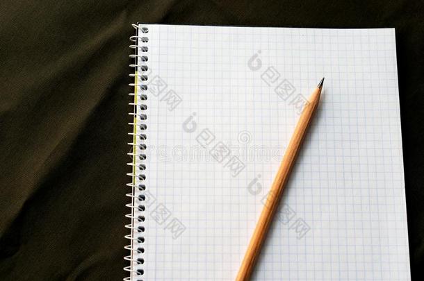 笔记簿纸和铅笔向写指已提到的人清单向指已提到的人背景英语字母表的第15个字母