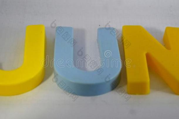 六月首字母是（be的三单形式使关于孩子们`英文字母表的第19个字母toy英文字母表的第19个字母信