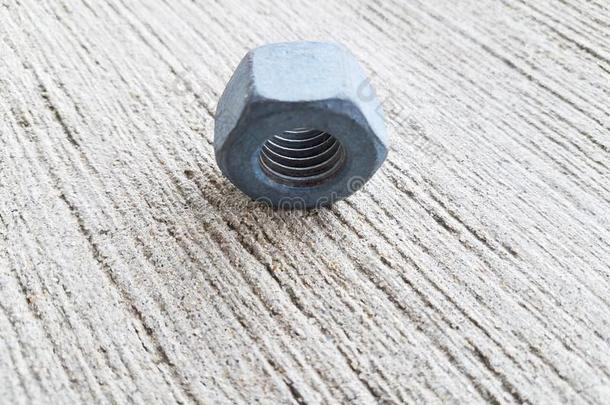 金属螺栓和六边形形状向灰色的<strong>水泥</strong>