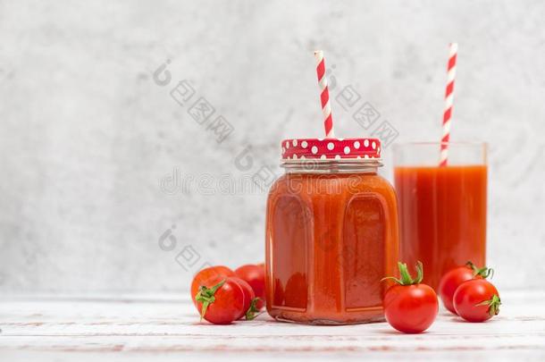 新鲜的番茄果汁采用眼镜和樱桃番茄es向光后面