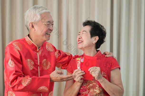 亚洲人中国人较高的对新的年红色的包围幸福的节日