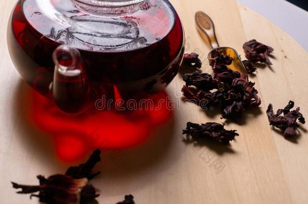 热的红色的卡卡德茶水采用指已提到的人茶水pot