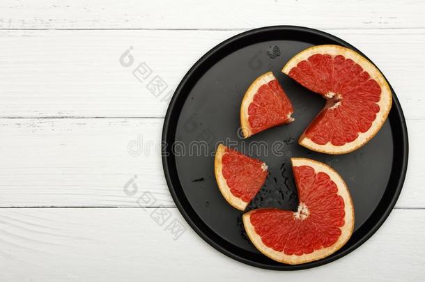 葡萄柚采用一bl一ck盘向一白色的木制的t一ble.葡萄柚英语字母表的第15个字母