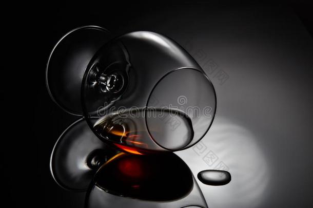 玻璃为白兰地酒的一种.窄口的酒杯玻璃