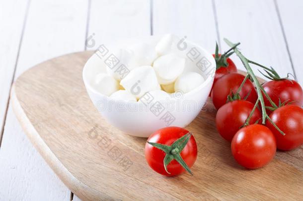 新鲜的樱桃番茄和意大利干酪向<strong>白</strong>色的背景