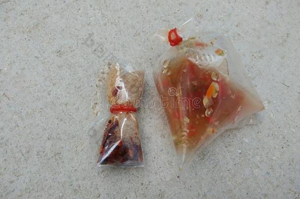 棕色的食糖和干燥的辣椒,红辣椒调味汁采用塑料制品袋