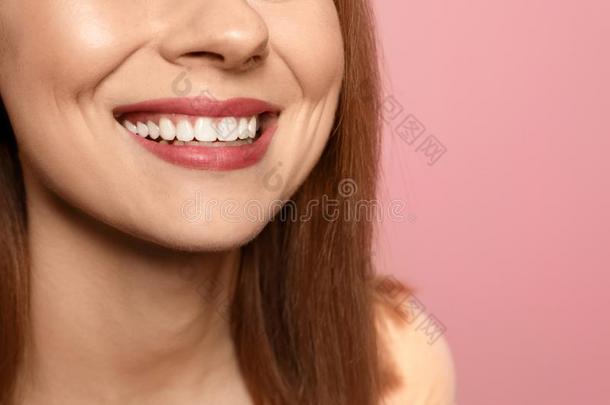 微笑的女人和完美的牙向颜色背景