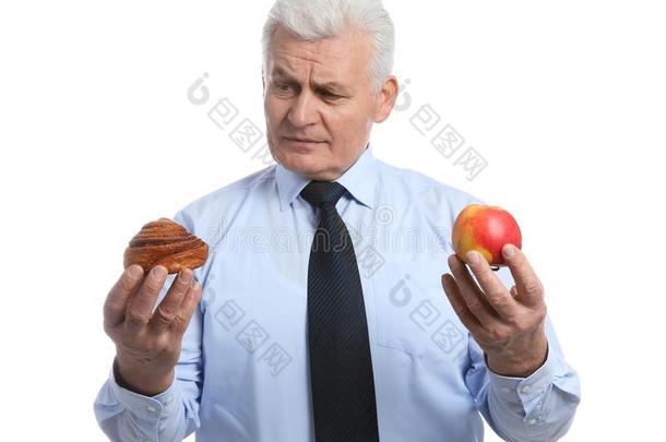 较高的男人和糕点和苹果向白色的.<strong>糖尿病日</strong>常饮食