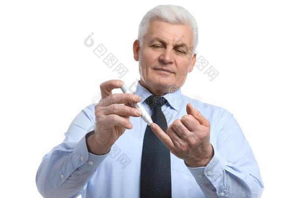 较高的男人使用柳叶刀笔向白色的.糖尿病c向trol