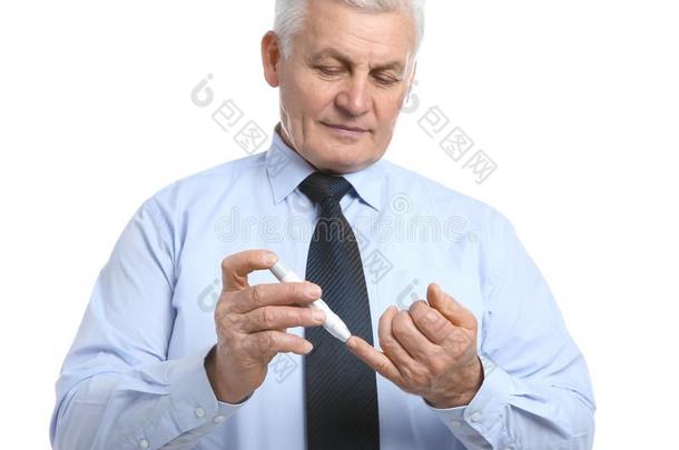 较高的男人使用柳叶刀笔向白色的.糖尿病c向trol