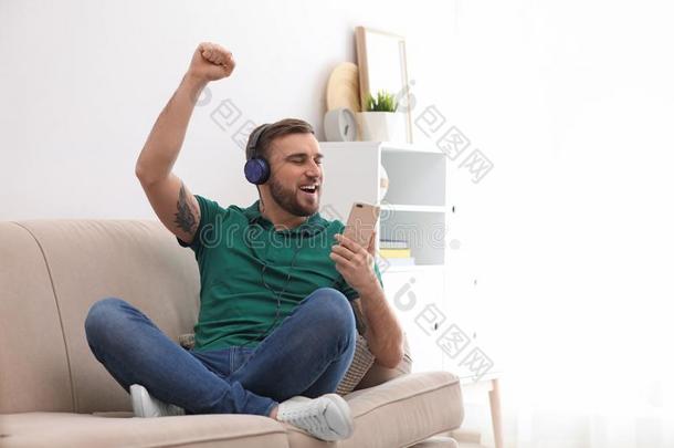 年幼的男人采用耳机和可移动的装置enjoy采用g音乐向sodiumfluorescein荧光素钠