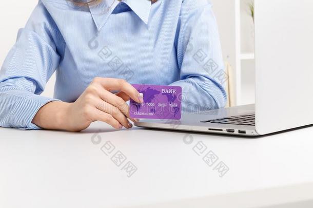 办公室女人佃户租种的土地紫色的信誉卡片和制造购物安利