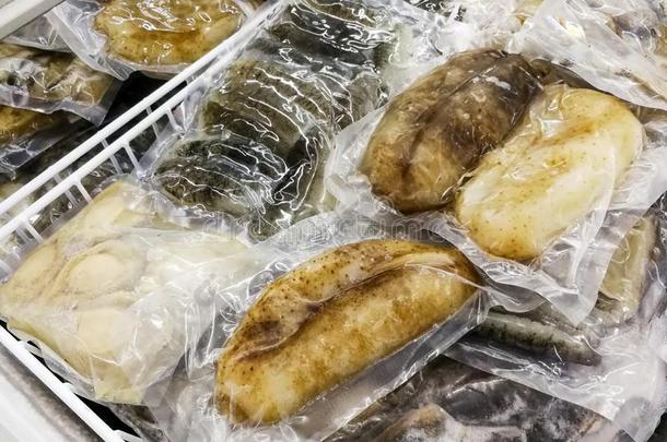 冷冻的新鲜的鲍鱼和海黄瓜,成套为零售