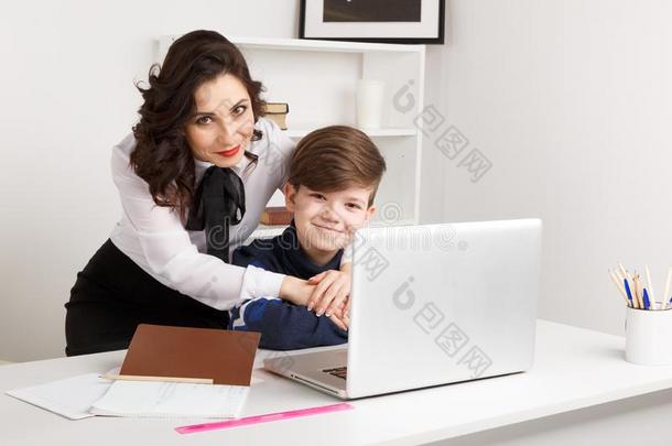 母亲和她儿子做家庭作业采用指已提到的人白色的房间.Typ采用g家