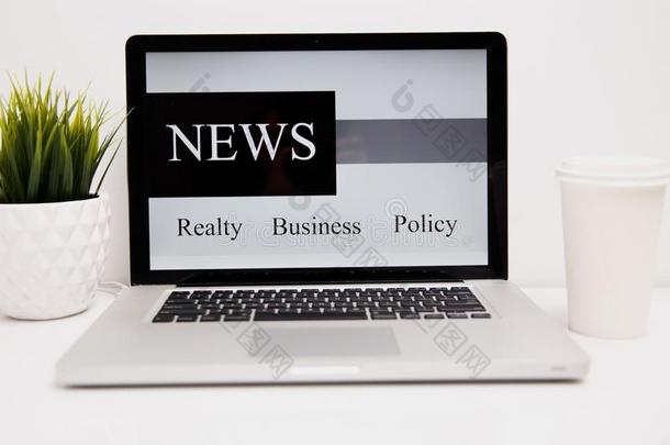 男人手佃户租种的土地计算机和计算机应用程序世界新闻屏幕采用咖啡馆