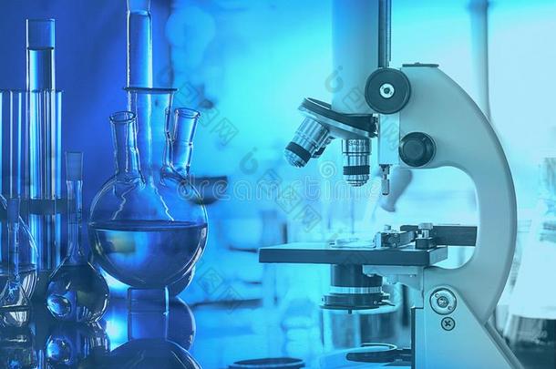 显微镜和实验室工具采用每个人实验室