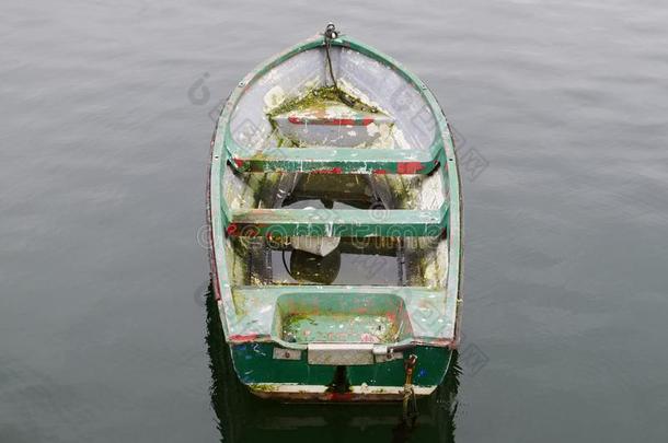 num.一单一的绿色的乡村的木制的小船单独的采用海水