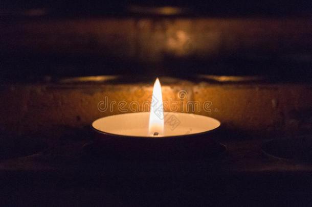 关在上面关于点火装饰或芳香疗法用的小蜡烛蜡烛.燃烧的蜡烛