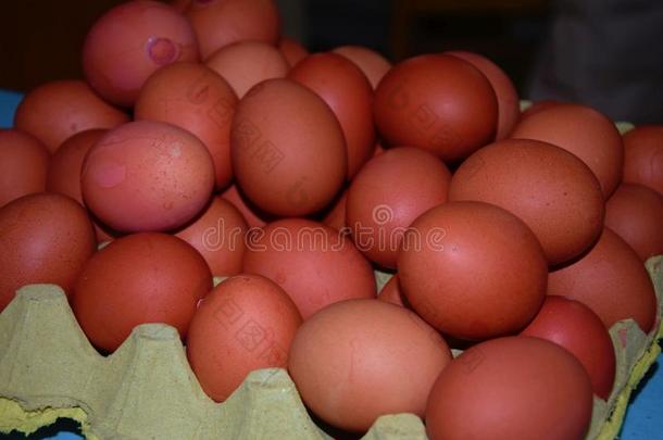 中国人红色的卵,明亮的粉红色的colou红色的煮熟的鸡卵赛莫