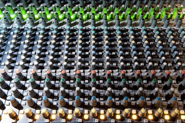 button的复数设备为声音搅拌器控制,声音设备.