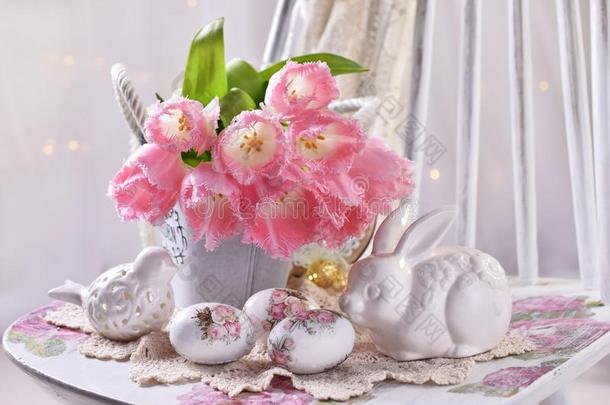 复活节装饰和束关于粉红色的郁金香