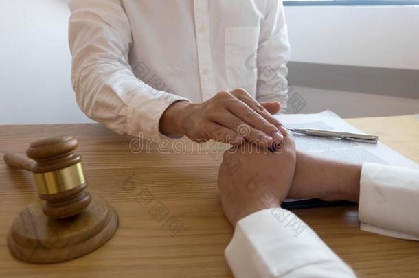 律师触摸和尊重顾客向信任伙伴关系.信任正式舞会