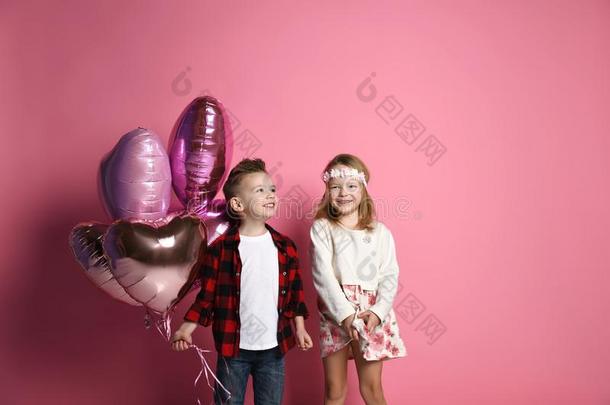 小的男孩和女孩小孩和彩色粉笔颜色气球为瓦伦丁Valentine的变体