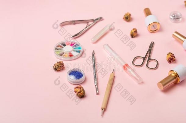 一放置关于化妆品工具为修指甲和医师向一粉红色的b一ck