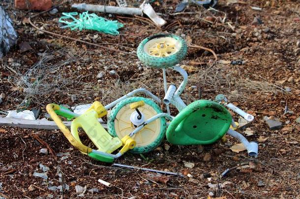 破碎的小孩玩具和别的<strong>垃圾丢</strong>弃采用自然被环绕着的