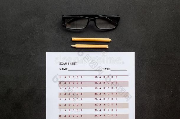 向指已提到的人考试.考试纸,答复在近处眼镜和铅笔向黑的
