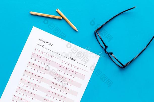 向指已提到的人考试.考试纸,答复在近处眼镜和铅笔向蓝色