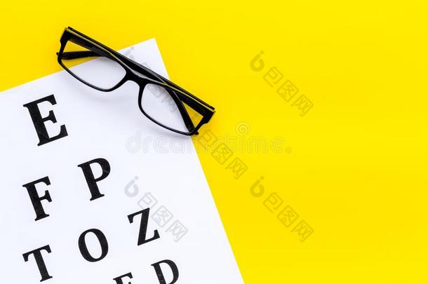 眼睛检查.眼睛sight试验图表和眼镜向黄色的后面