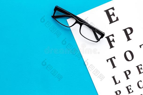眼睛检查.眼睛sight试验图表和眼镜向蓝色后座议员