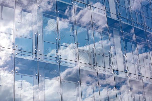 玻璃墙关于现代的关于fice建筑物和多云的天反映
