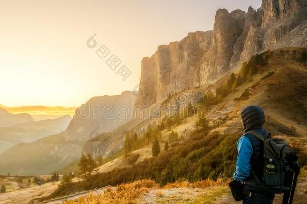 旅行支票徒步旅行非常激动人心的风景关于白云石